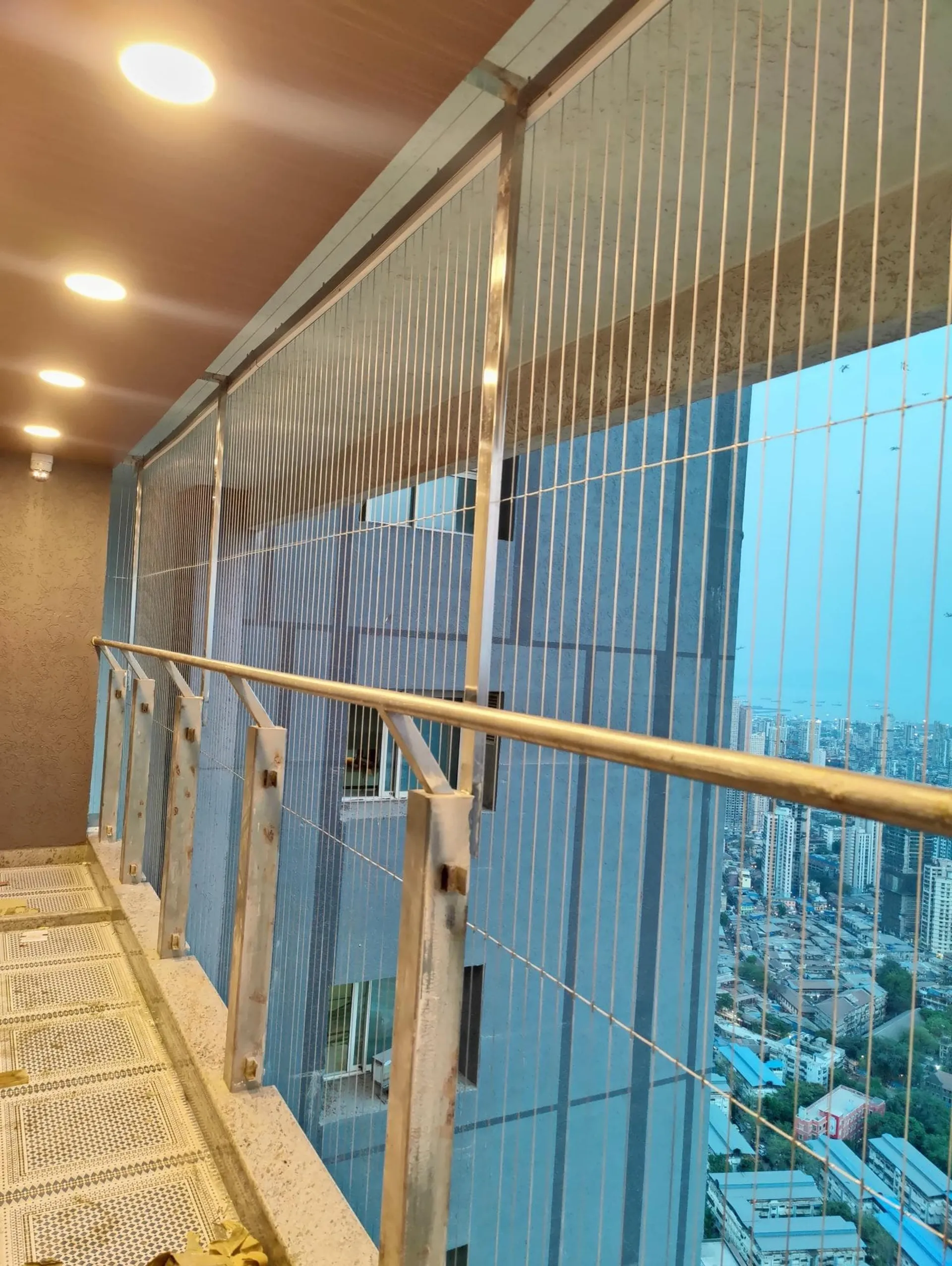 INVISIBLE WITH RAILING